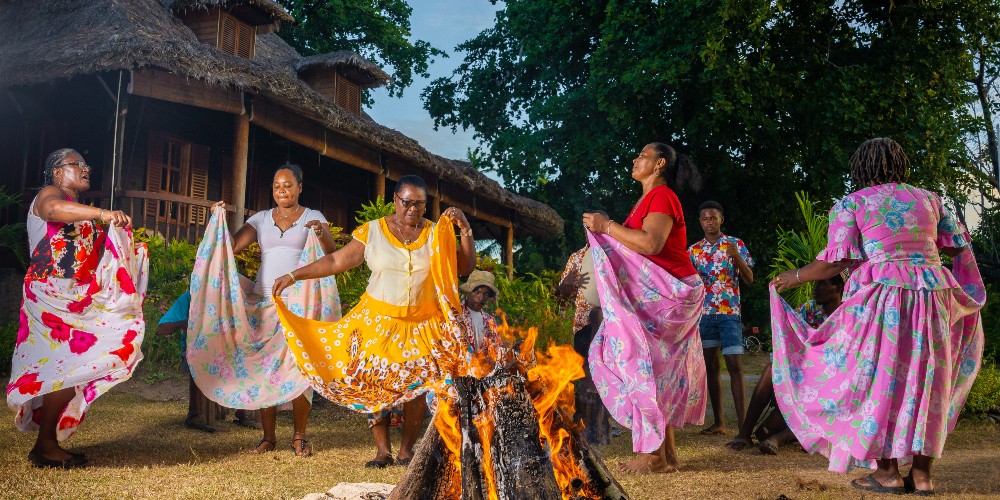 creole-women-dancing-round-fire-seychelles