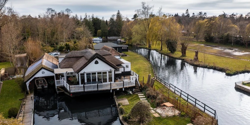 arts-and-crafts-holiday-cottage-on-stilts-river-bure-norfolk-broads-near-norwich