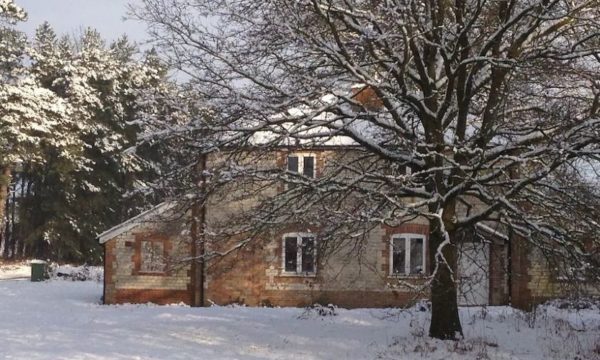vrbo-farm-cottage-beachamwell-norfolk-snowy-garden-traditional-country-house