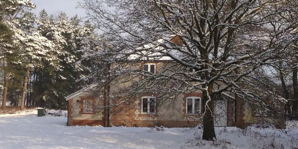 vrbo-farm-cottage-beachamwell-norfolk-snowy-garden-traditional-country-house