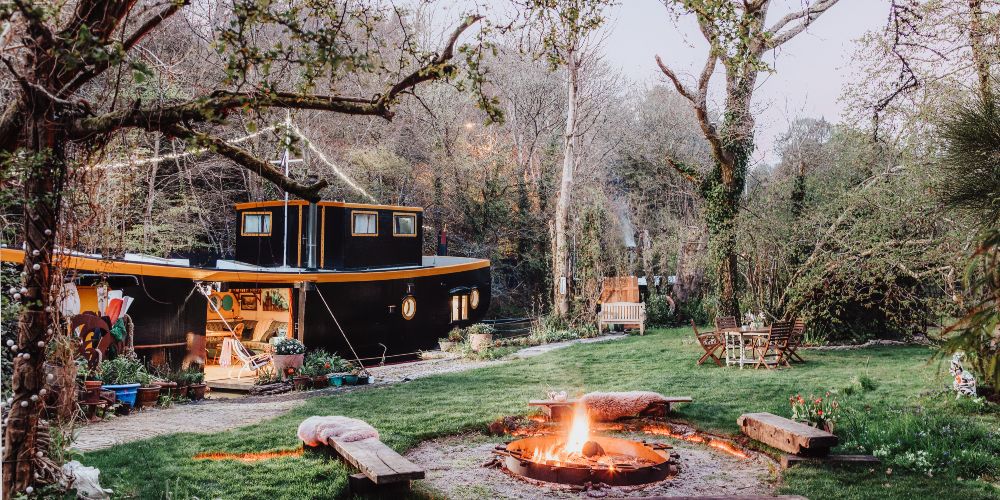unique-hideaways-luxury-family-glamping-breaks-mistery2-houseboat-river-kennal-cornwall