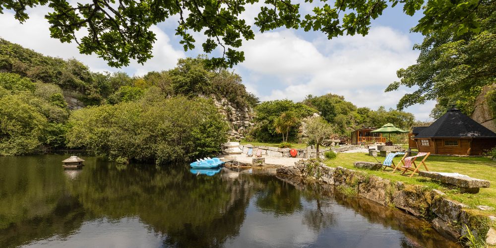 tresahor-lodge-lakeside-cabin-set-in-woodland-in-former-granite-quarry-cornwall