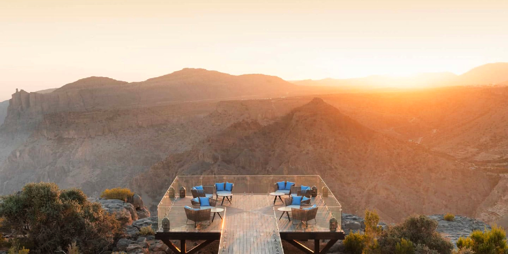 anantara-al-jabal-al-akhdar-dianas-point-elevated-outdoor-dining-platform-above-hajar-mountains-oman