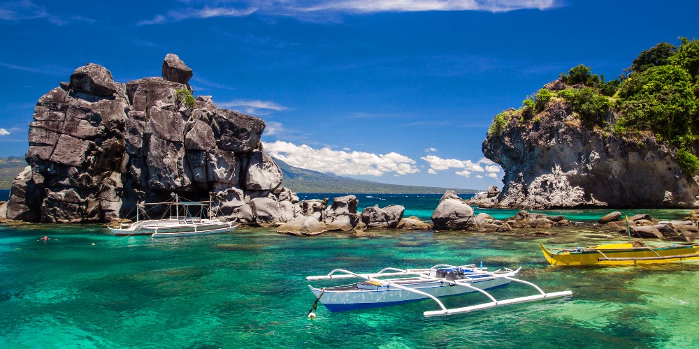 boats-in-bay-apo-the-philippines