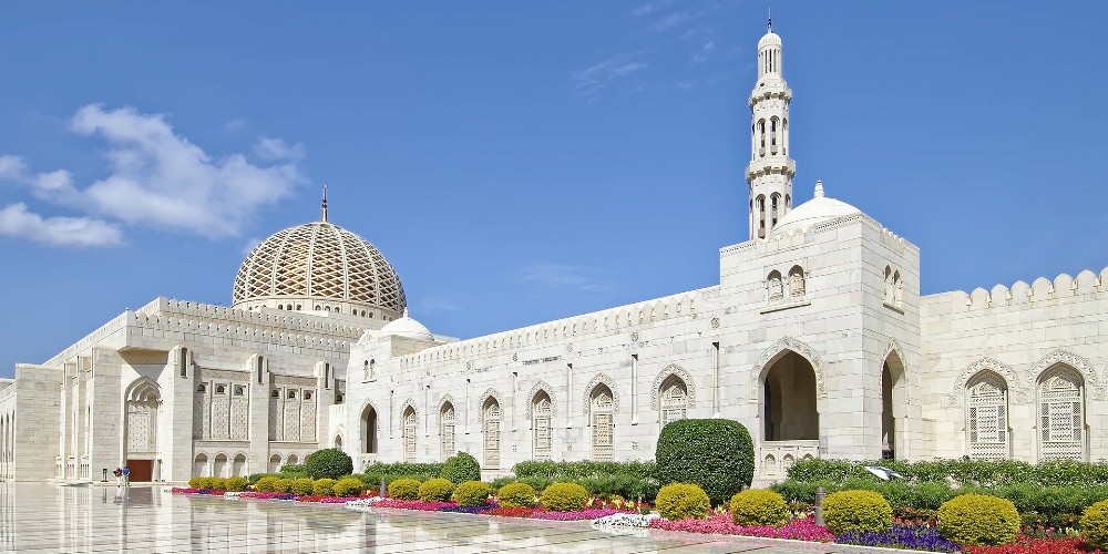 exterior-and-gardens-of-sultan-qaboos-grand-mosque-muscat-turquoise-holidays-oman
