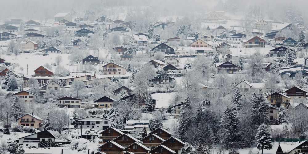 snow-covered-chalets-mountain-village-of-gerardmer-france-French-covid-rules-for-family-travel-2022-pierre-gui