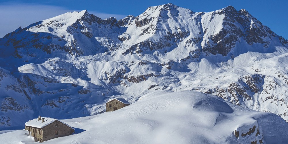 stone-mountain-huts-gressoney-monte-rosa-dolomites-northern-italy-winter-2022