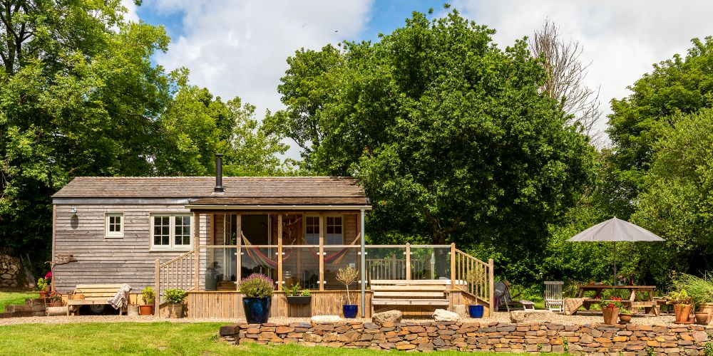 unique-hideaways-pretty-wooden-cabin-in-countryside-with-hammocks-for-luxury-family-glamping-breaks