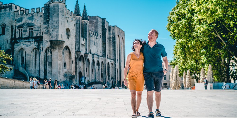 Vaucluse-Tourism-Palais-du-Pape-Avignon-couple-in-shorts-sunny-day-easter-2022-family-traveller