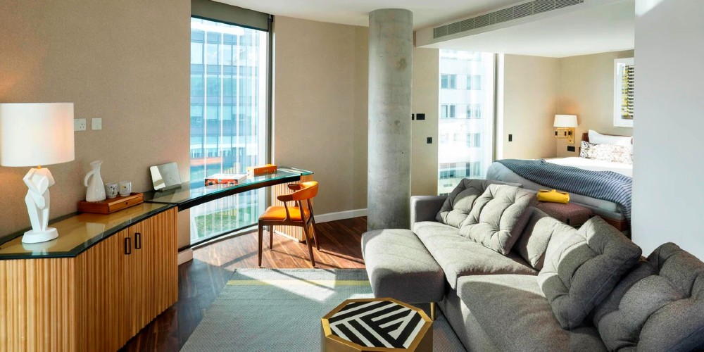 bankside-southbank-luxury-suite-with-sofas-kingsize-bed-contemporary-interior-design