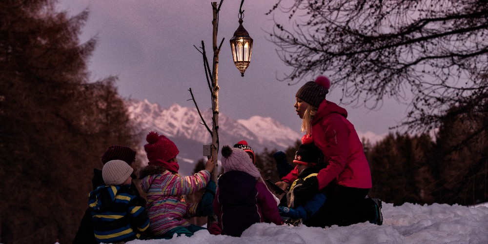 chemin-de-lanterns-young-children-twilight-storytime-crans-montana-snow-island-Luciano-Miglionico