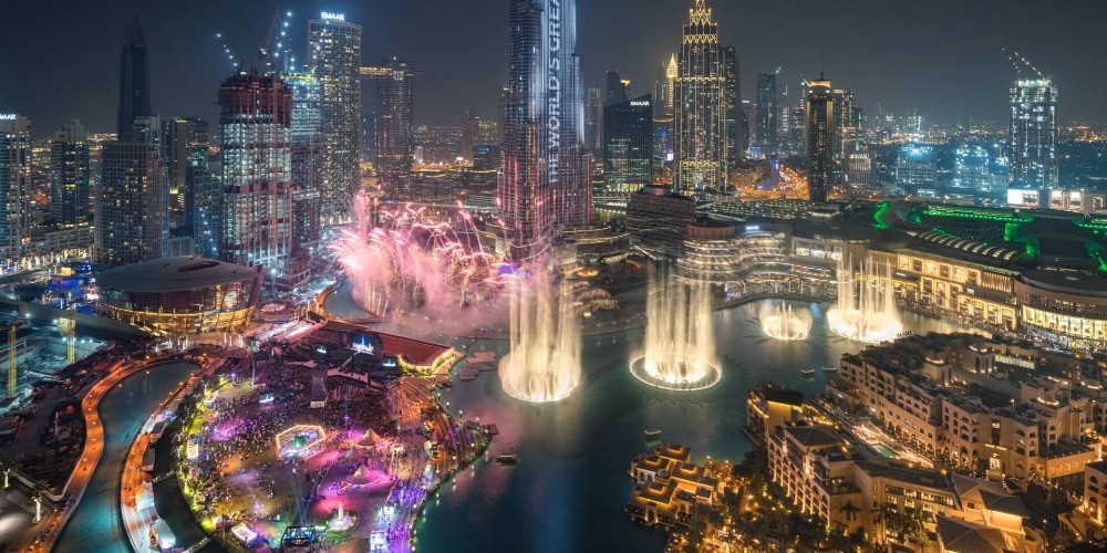 expo-2020-dubai-city-view-of-dubai-at-night-with-skyscrapers-and-dancing-fountains 