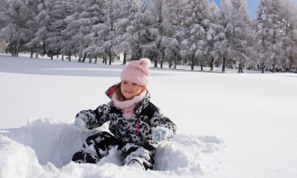 little-girl-in-snowsuit-playing-in-snowdrift-crans-montana-winter-@CMTC-PhotoGenic-OlivierMaire