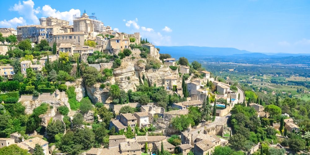 view-of-village-of-gordes-easter-holidays-in-provence-vaucluse-family-traveller-2022-jeremy-bezanger 