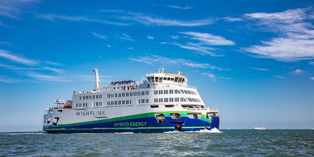 wightlink-victoria-of-wight-hybrid-energy-ferry-at-sea-2022