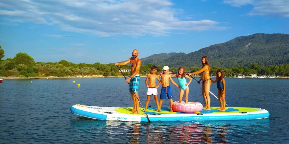 family-of-five-on-mega-paddleboard-kassandra-peninsula-northern-greece-summer-guide-2022