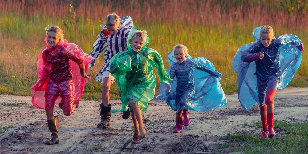 five-young-kids-in-rain-capes-running-in-mud-family-health-advice-vitolda-klein 