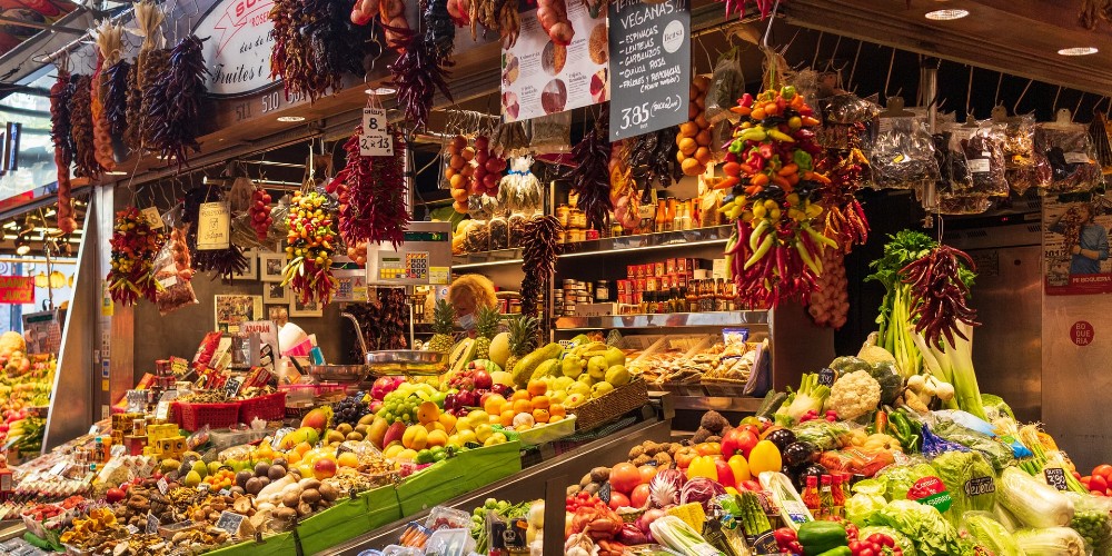 fruit-and-vegetable-stall-la-boqueria-barcelona-martijn-vonk-family-traveller-2022 