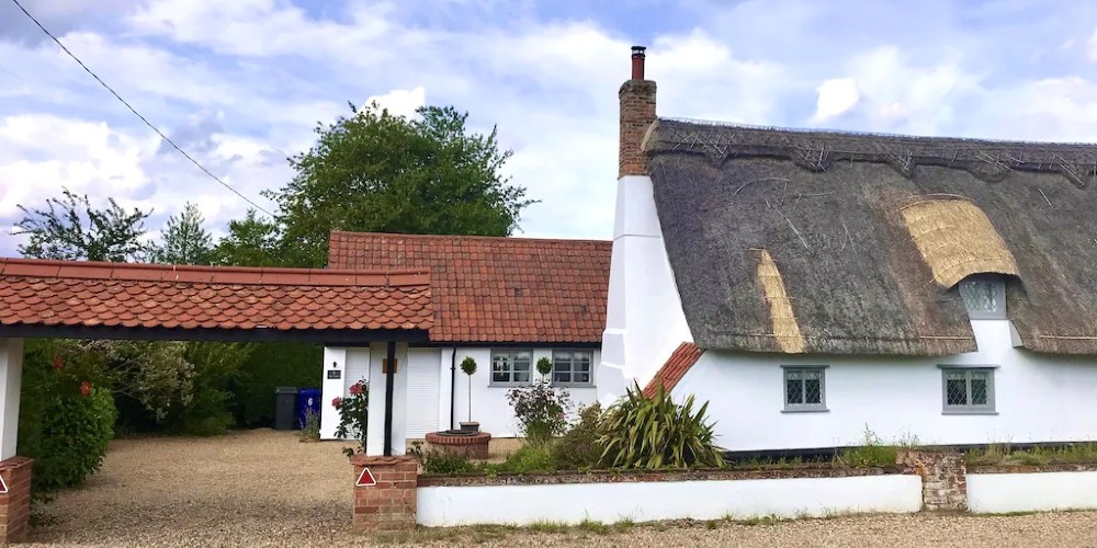 thatched-village-cottage-with-whitewashed-walls-near-bury-st-edmunds-suffolk-vrbo-2022