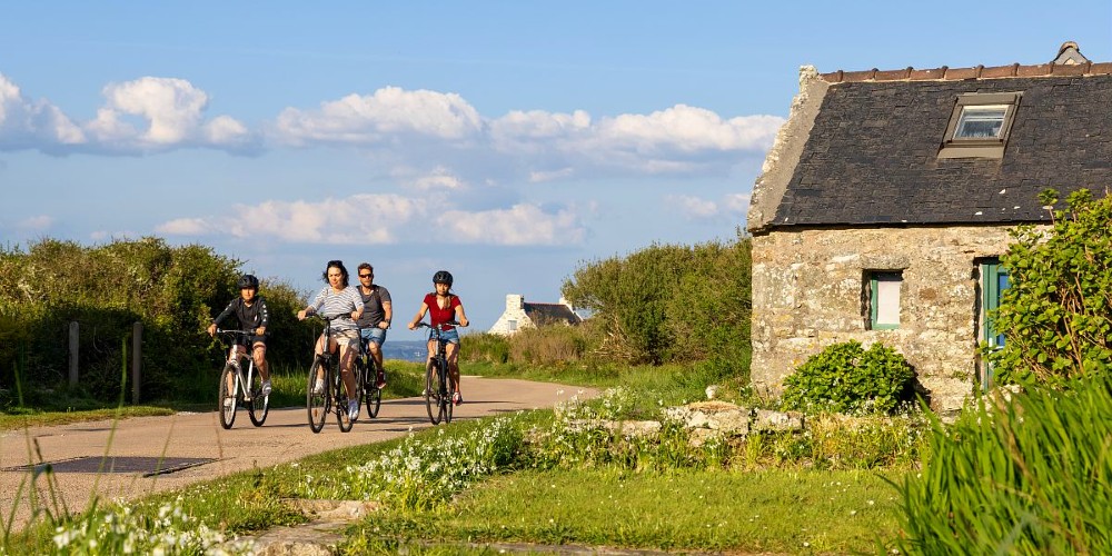 family-cycling-Ile-de-Crozon-towards-Cap-de-la-Chevre-brittany-summer-2022