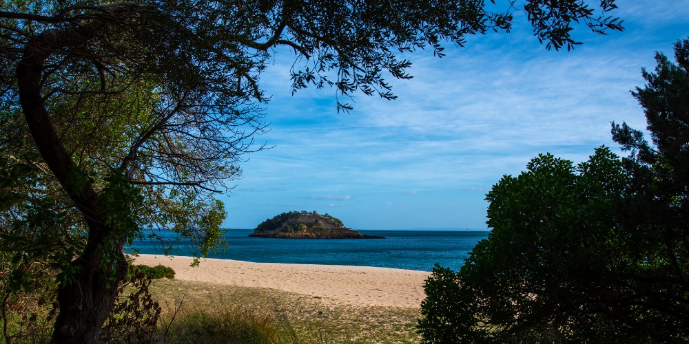 praia-de-portinho-serra-de-arrabida-natural-park-best-family-beaches-in-portugal-2022