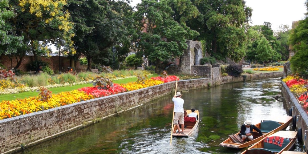 punting-in-summer-on-river-stour-canterbury-england-lexus-guide-to-uk-university-visits 