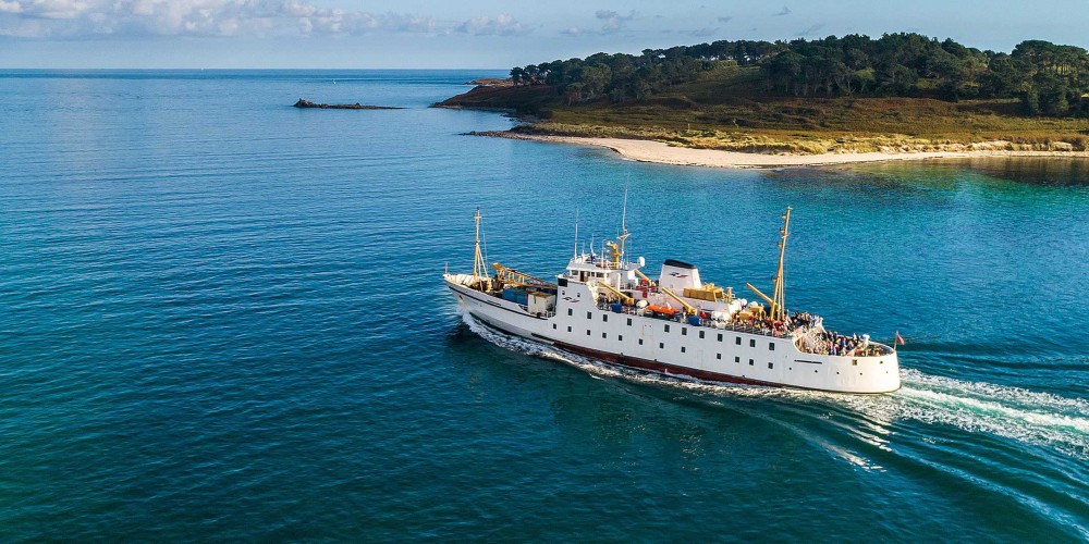 scillonian-ferry-sailing-into-st-marys-isles-of-scilly-breaks-summer-and-autumn-2022