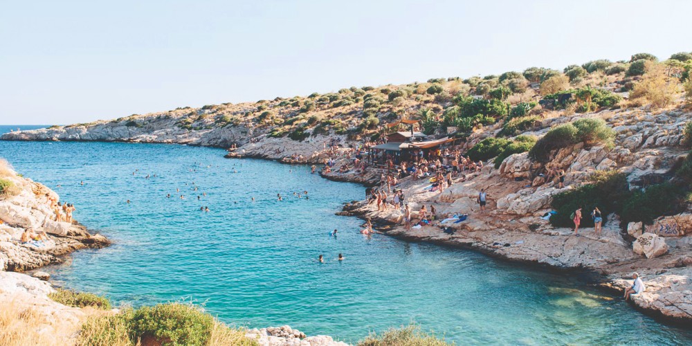 limanakia-athenian-riviera-people-swimming-sunbathing-beach-bar-image-credit-thomas-gravanis-2022