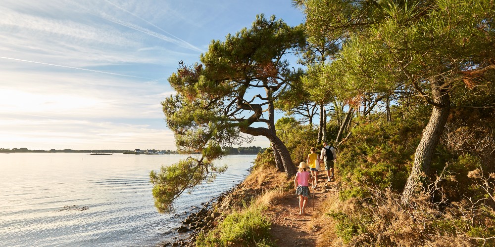 family-walking-along-coast-quiberon-peninsula-brittany-holidays-family-traveller-2022 
