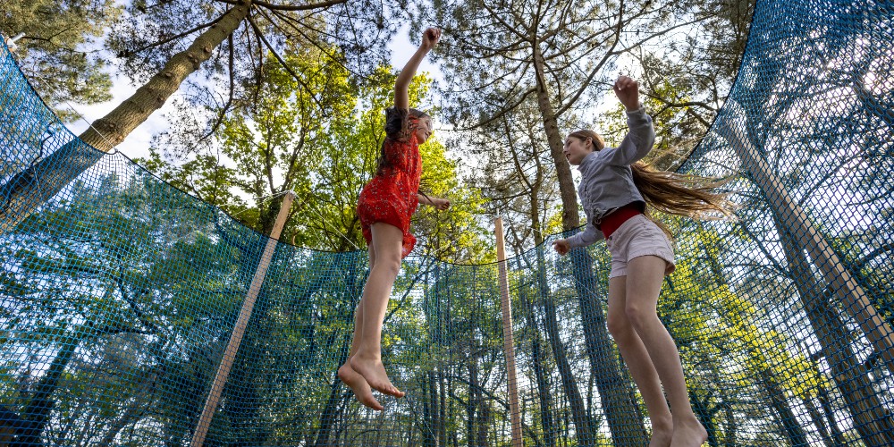 girls-trampoline-woodland-dihan-evasion-brittany-family-traveller-2022 