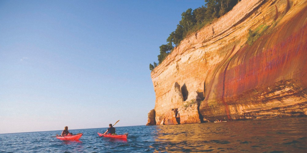 kayaking-lake-pictured-rocks-national-lakeshore-upper-peninsula-family-holidays-midwest-us-2022