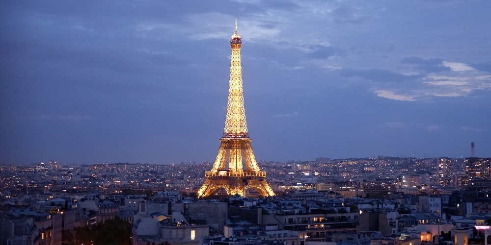 eiffel-tower-lit-up-at-night-paris-holiday-kateryna-t-Rky-2022