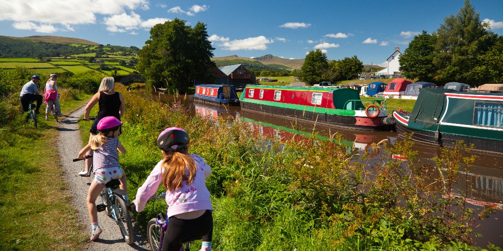 family-cycling-brecon-canal