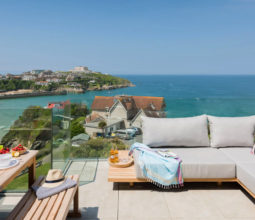 plum-guide-ocean-dreaming-apartment-newquay-outdoor-terrace-sea-views-summer