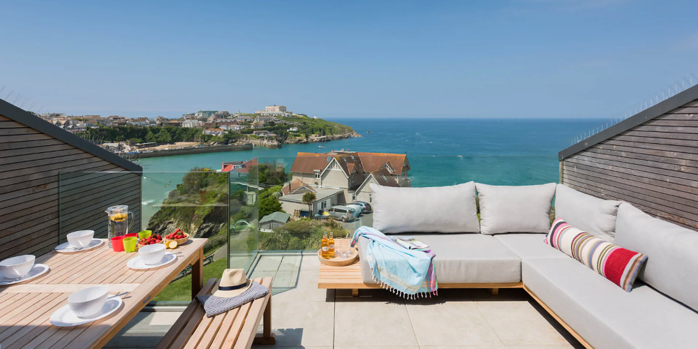 plum-guide-ocean-dreaming-apartment-newquay-outdoor-terrace-sea-views-summer