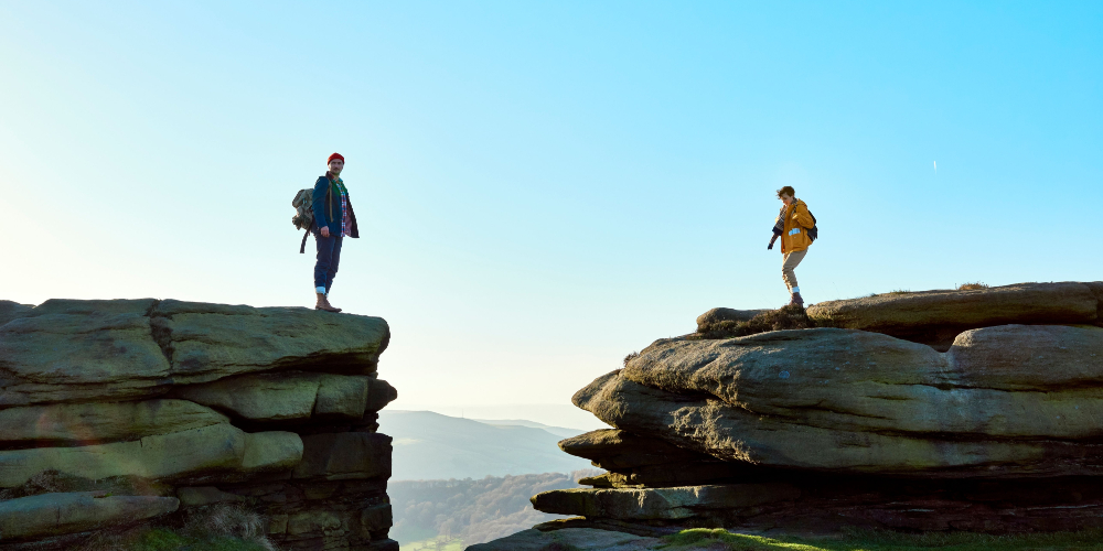 couple-on-cliffs-stanage-edge