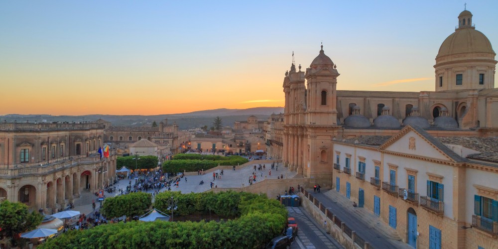 sunset-city-of-noto-historic-buildings-sicily-italy