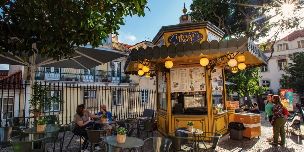 kiosk-cafe-street-terrace-lisbon