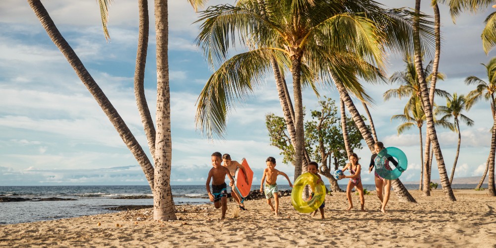 mauna-lani-resort-hawaii-kids-running-on-beach
