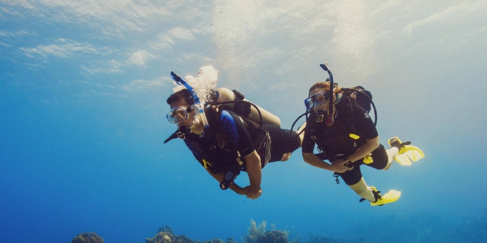 scuba-divers-underwater-doha