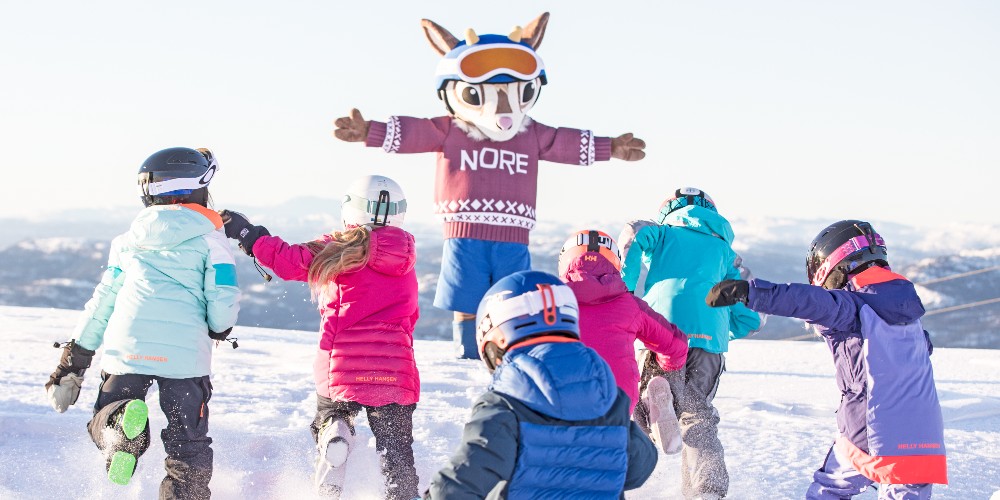 norefjel-creche-goat-mascot-kids-playing