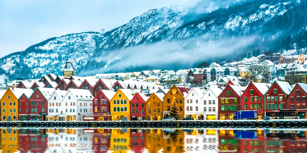 bergen-harbour-mountain-backdrop-norwegian-ski-holidays
