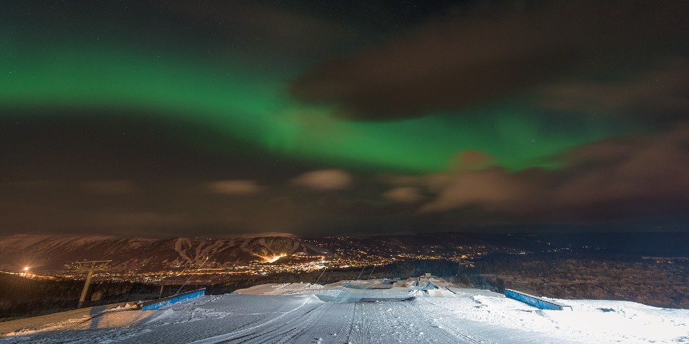northern-lights-over-town-of-geilo-norway-family-ski-holidays