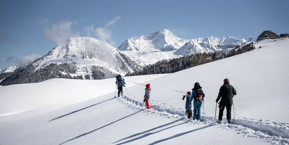family-snowshoeing-montalbert-france-winter-2022
