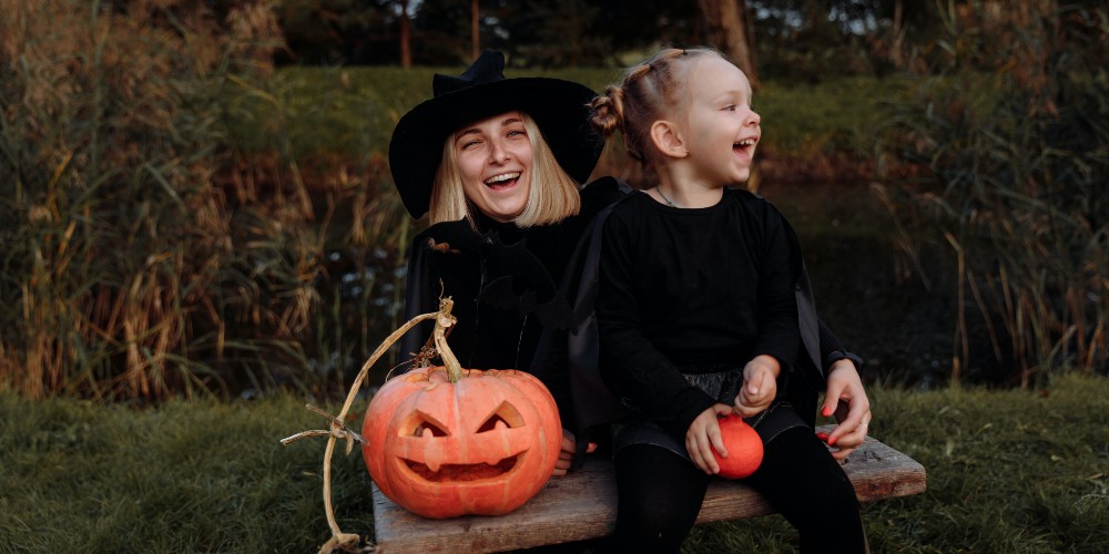 mum-daughter-witch-costume-pumpkin-lanterns-pexels-thirdman