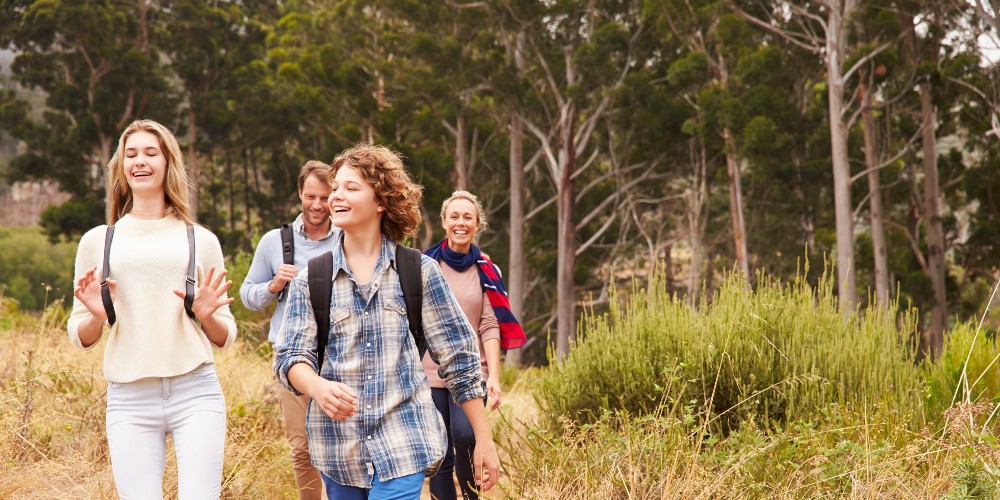 valencia-region-family-walking-forest-winter-2022