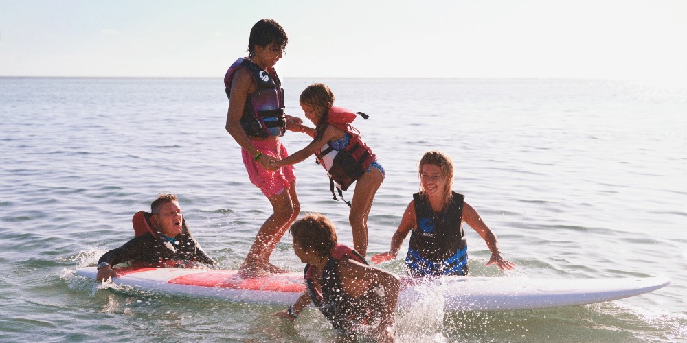 family-paddleboarding-indian-ocean-sunlife-resorts-mauritius-holidays-2022