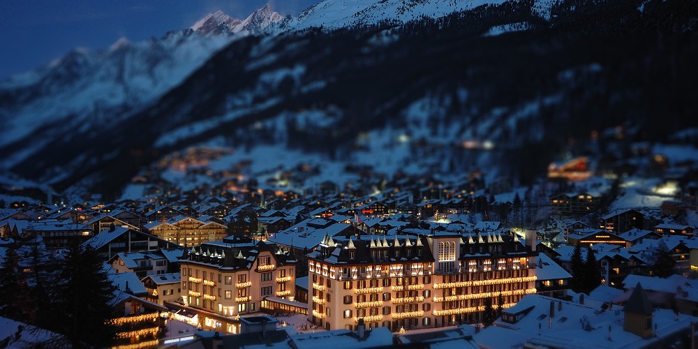 mont-cervin-palace-matterhorn-backdrop-evening-winter-zermatt