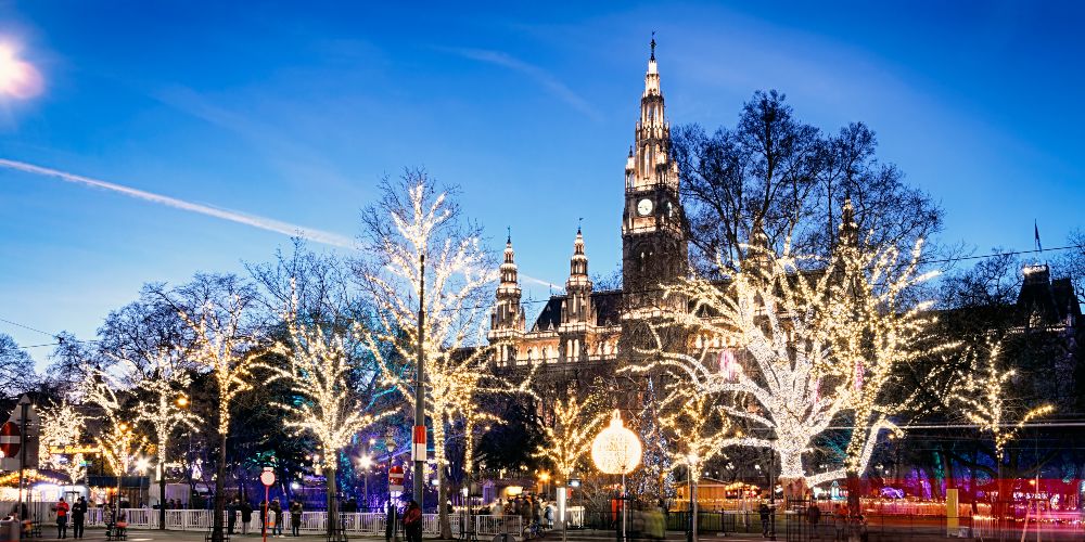 vienna-christmas-markets-2022-evening-family-traveller