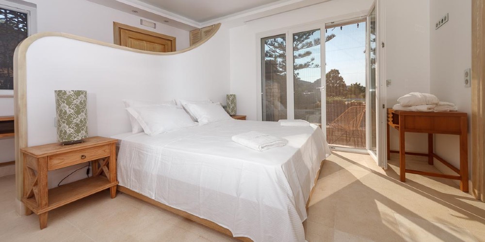 bedroom-patio-doors-villa-korali-villa-collective-greece